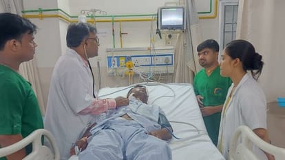 Bihar News: छत से डीजे पर डांस देख रहा था किसान, हर्ष फायरिंग में चली गोली गले से आरपार हुई; अस्पताल में भर्ती During marriage ceremony in Sitamarhi, bullet fired in harsh firing hit farmer's neck; seriously injured