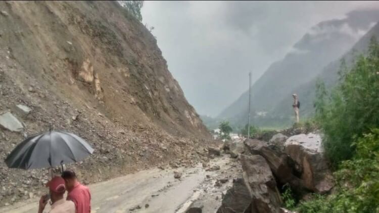 Uttarakhand Weather News Gangotri Highway blocked by landslide in Bandarkot after heavy rains