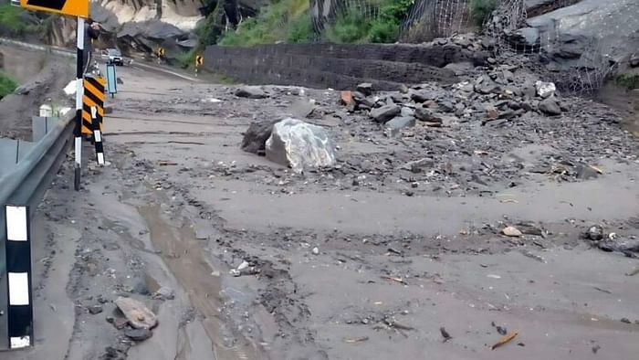 उत्तराखंड में दरकते पहाड़: मानसून आते ही थम गई रफ्तार, अब तक 1500 से अधिक सड़कें हुईं बंद, सात पुल क्षतिग्रस्त Uttarakhand Weather so far more than 1500 roads were closed and seven bridges damaged after monsoon rain
