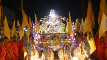Varanasi: काशी में निकली कांची के शंकराचार्य की शोभायात्रा, बाबा विश्वनाथ की पूजा कर लेंगे चातुर्मास का संकल्प Procession of Shankaracharya of Kanchi kaamkoti in Kashi for Chaturmas