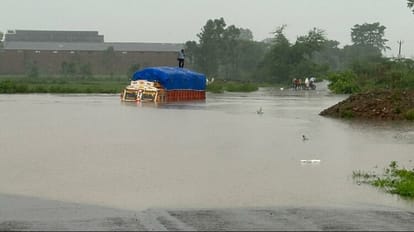 Sudden flood in river in Shahjahanpur, truck stuck in middle of water on highway driver and helper life saved