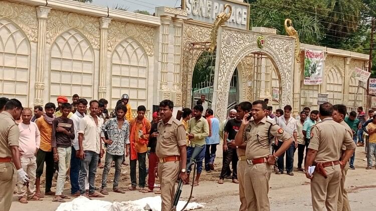 Sonebhadra: वीआईपी ड्यूटी में जा रहे बाइक सवार पुलिस कर्मी को बेकाबू ट्रक ने रौंदा, दो हिस्सों में बंटा शरीर