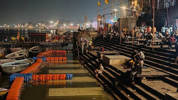 Ganga Water Level: वाराणसी में तेजी से बढ़ रहा गंगा का जलस्तर, शीतला घाट के आरती स्थल तक पहुंचा पानी