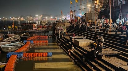 Ganga Water Level: वाराणसी में तेजी से बढ़ रहा गंगा का जलस्तर, शीतला घाट के आरती स्थल तक पहुंचा पानी Ganga Water Level increasing rapidly in Varanasi water reached Aarti site of Sheetla Ghat