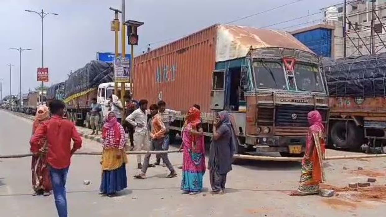 Alwar News Protest against installation of mobile towers in Jat Colony women blocked road