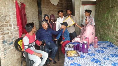Example of humanity: On the death anniversary of the father, the young man made the poor Muslim father travel