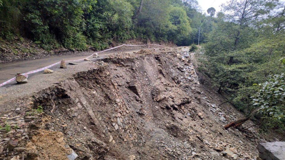 Badrinath Highway Landslide on Hathi Parvat after rainfall panic in Joshimath people Uttarakhand news in Hindi