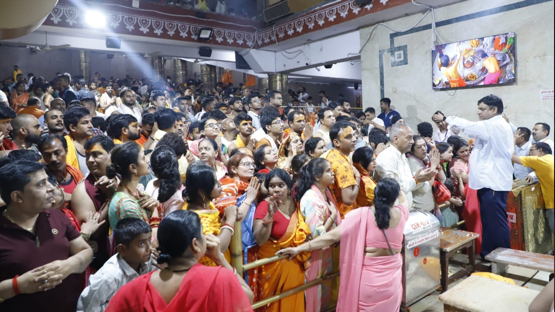Ujjain Mahakal: Baba Mahakal in the form of Ganesha thousands of devotee participated in Chalayaman Bhasmarti