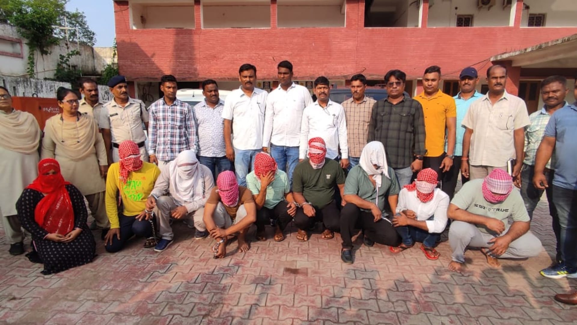 पुलिस गिरफ्त में आरोपी।