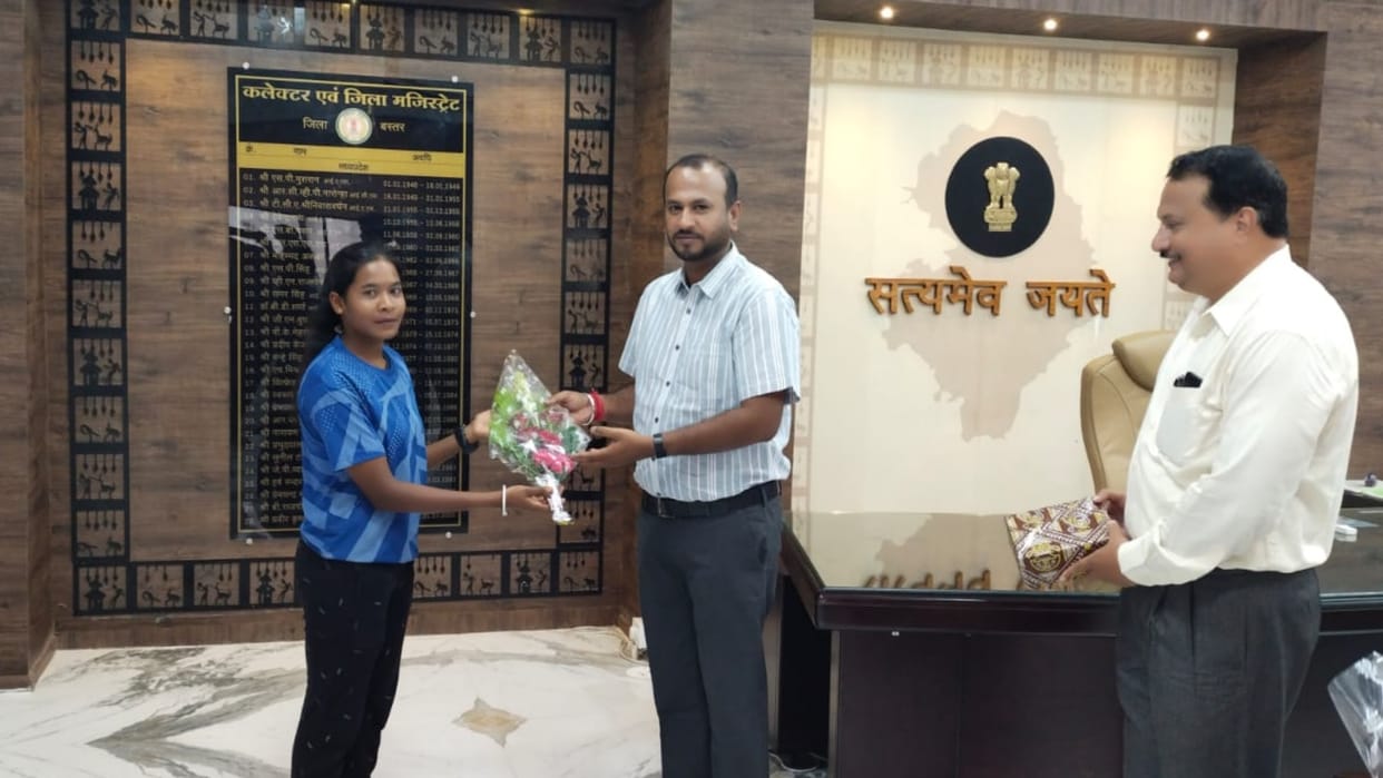 Bastar Collector felicitated Poonam and Kashum for winning Gold Medal in National Open Athletics