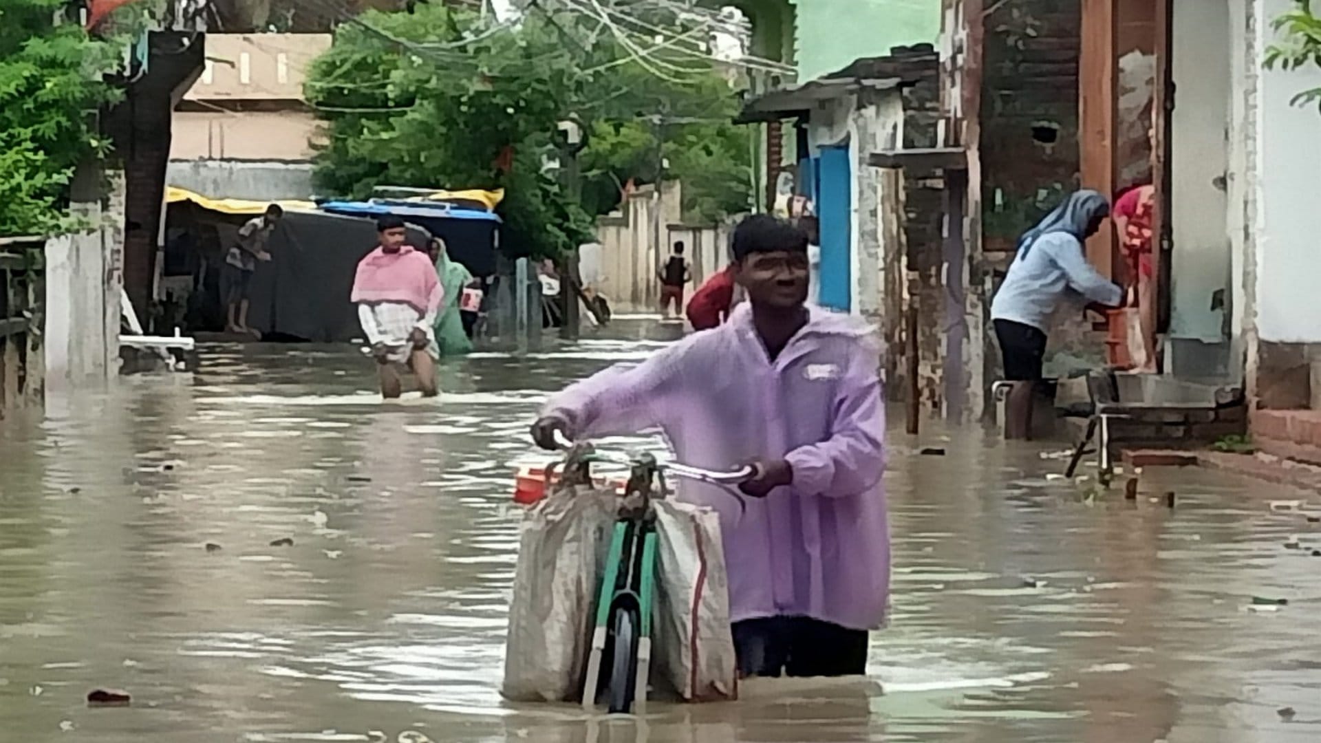 Due to negligence of corporation dirty water entered houses of many people including DMCH wards in Darbhanga