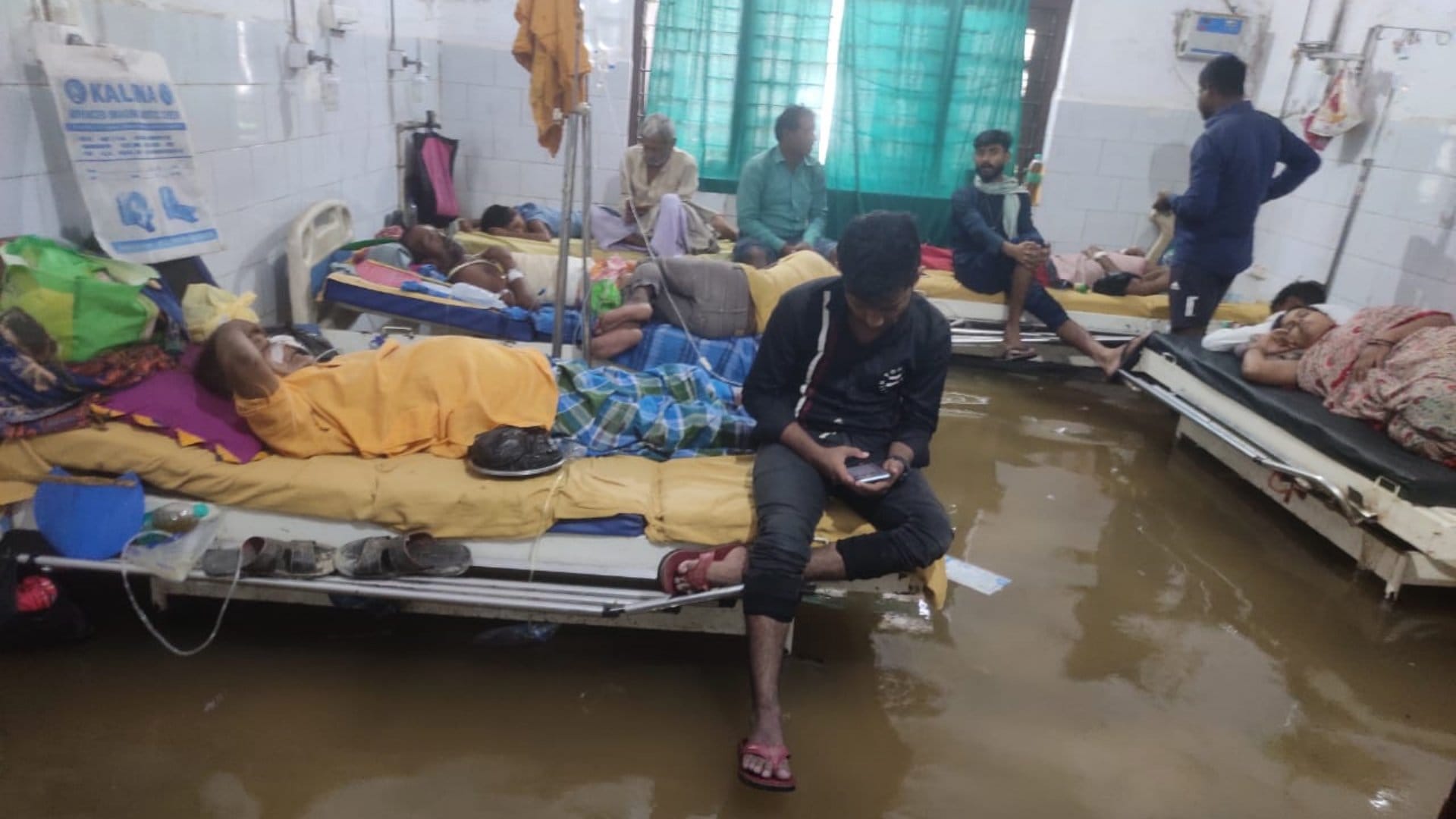 Due to negligence of corporation dirty water entered houses of many people including DMCH wards in Darbhanga