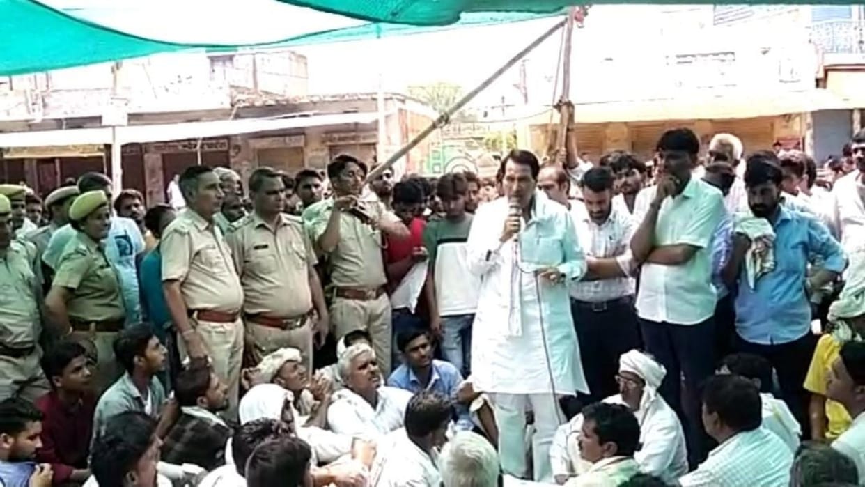 Dausa News Uproar of villagers over death of youth Dausa-Kathumar mega highway jammed