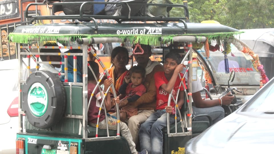 Jammu: E rickshaw and auto drivers taking advantage of compulsion charging desired price from Amarnath pilgrim