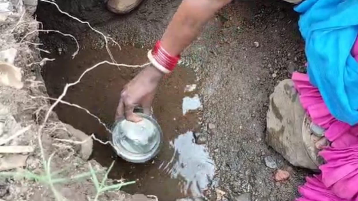 Barwani: Tribals forced to bring water from pits and puddles three kilometers away