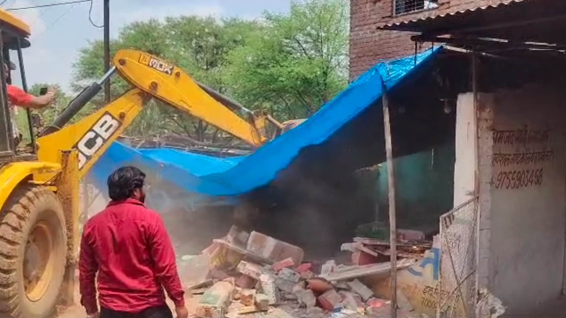 गुना में हत्या के आरोपियों का निर्माण ढहा दिया गया।