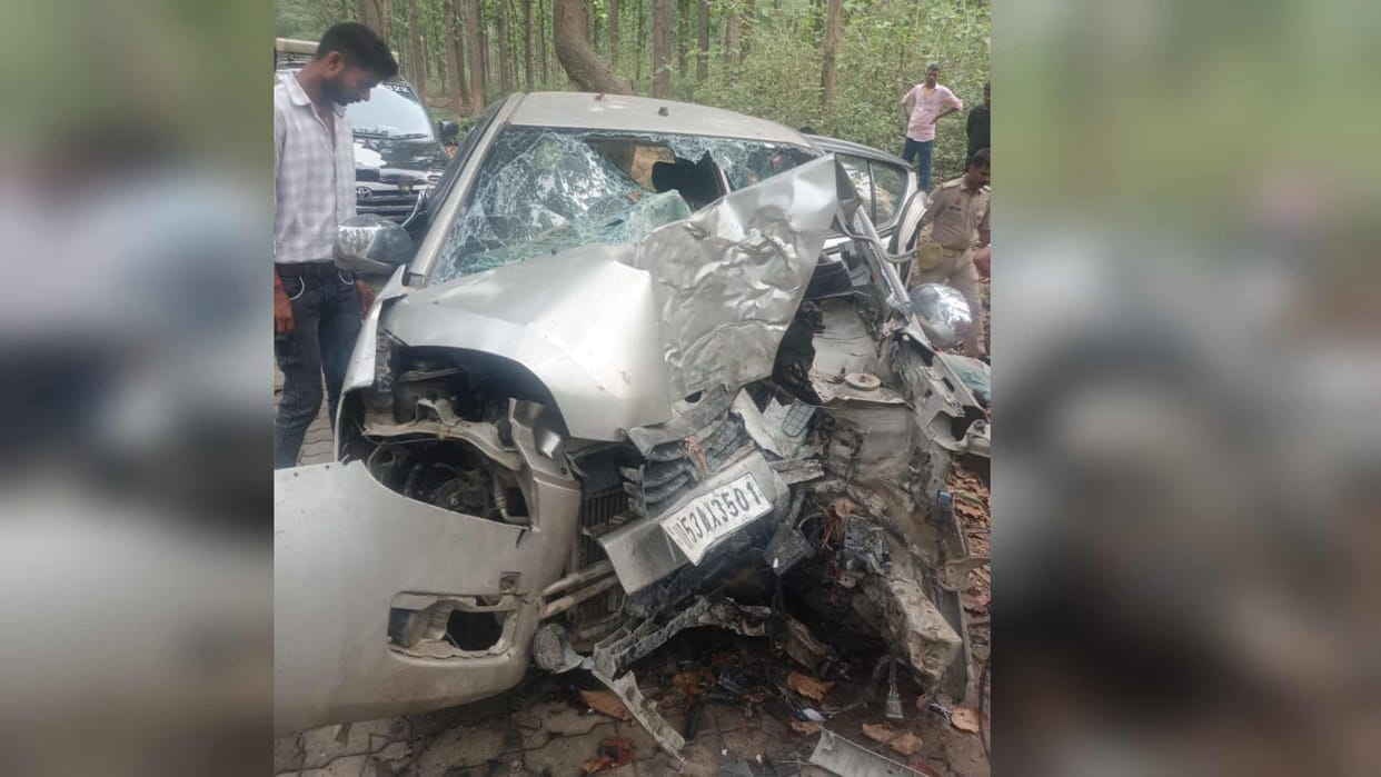 two injured after oldier car collided with a tree in Gorakhpur
