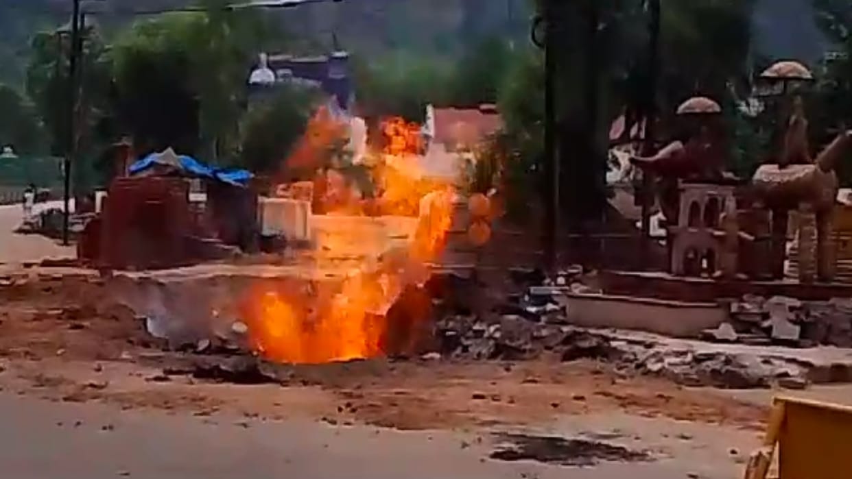 Gwalior: Gas pipeline burst while digging the road, fire raged for half an hour