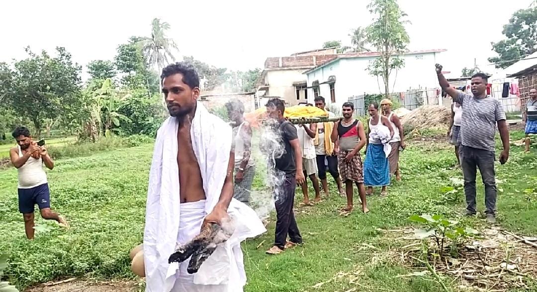 Girlfriend boyfriend bihar news : brother Burn the pyre of sister and declared absconding as death date