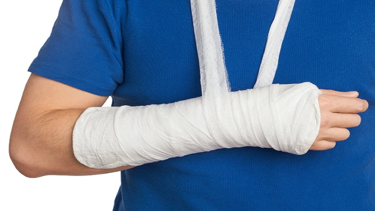 Medical college doctor was beaten by driver, arm bone was broken, police registered case