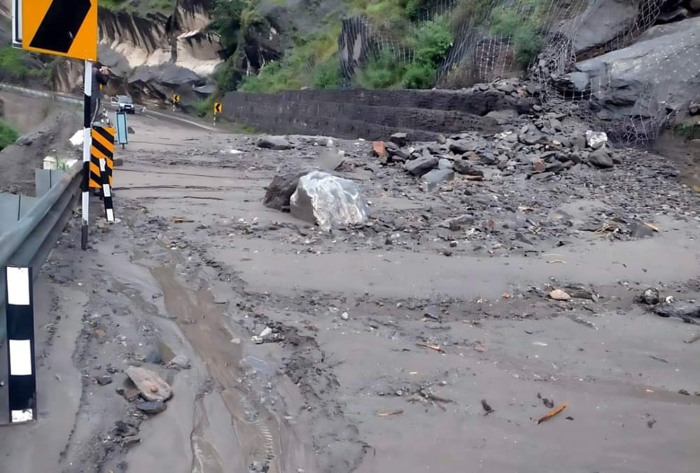 Badrinath Highway Landslide on Hathi Parvat after rainfall panic in Joshimath people Uttarakhand news in Hindi