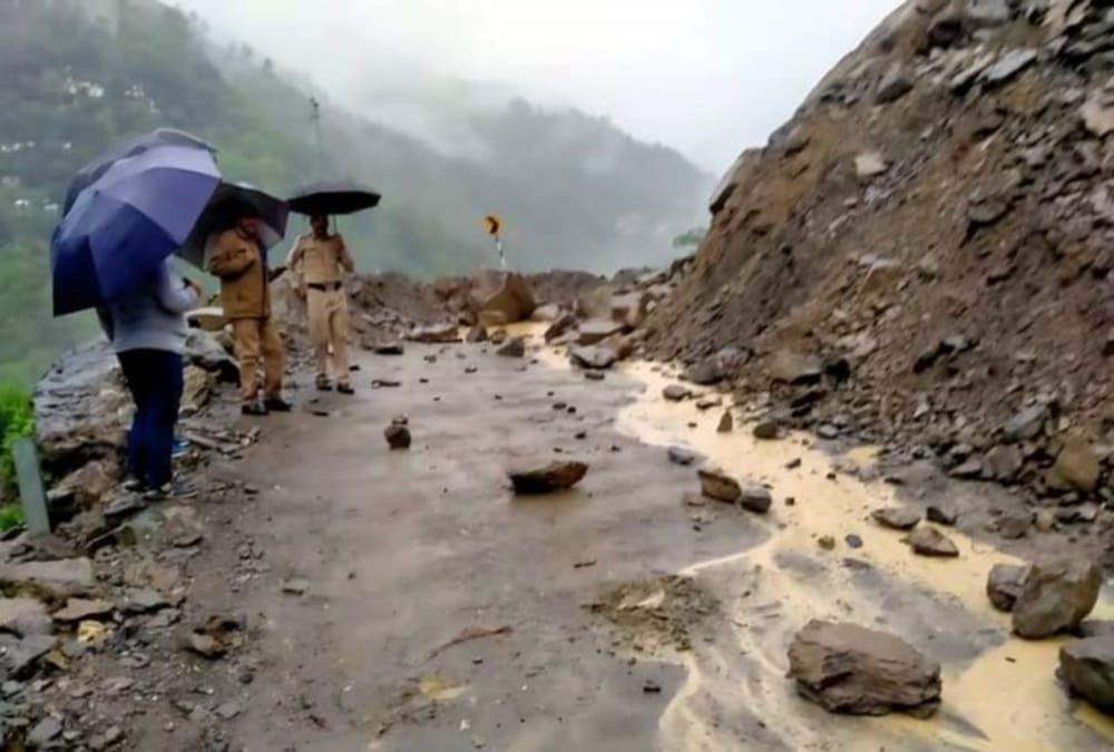 Badrinath Highway Landslide on Hathi Parvat after rainfall panic in Joshimath people Uttarakhand news in Hindi