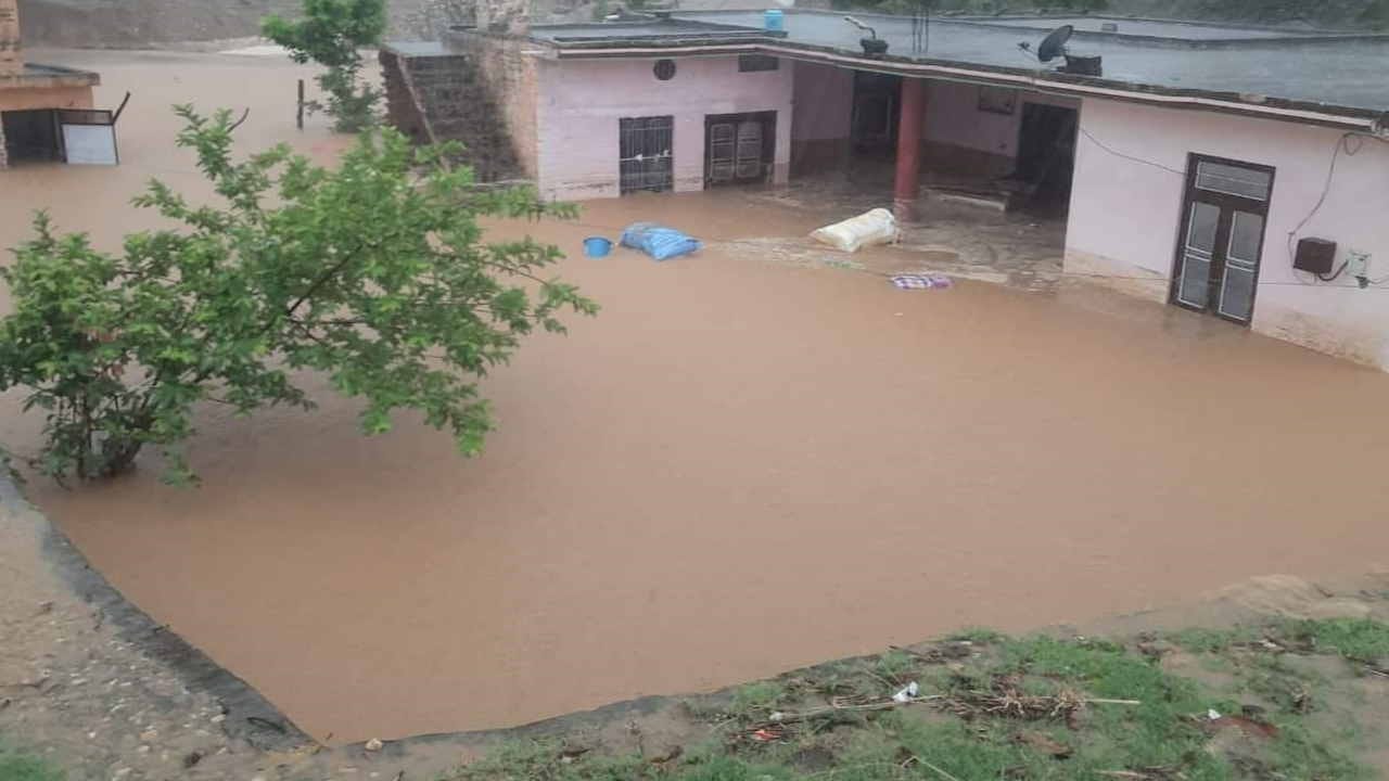 Himachal weather: Monsoon in Himachal, flood in una Scorpio swept away, water entered many houses, Sach pass c