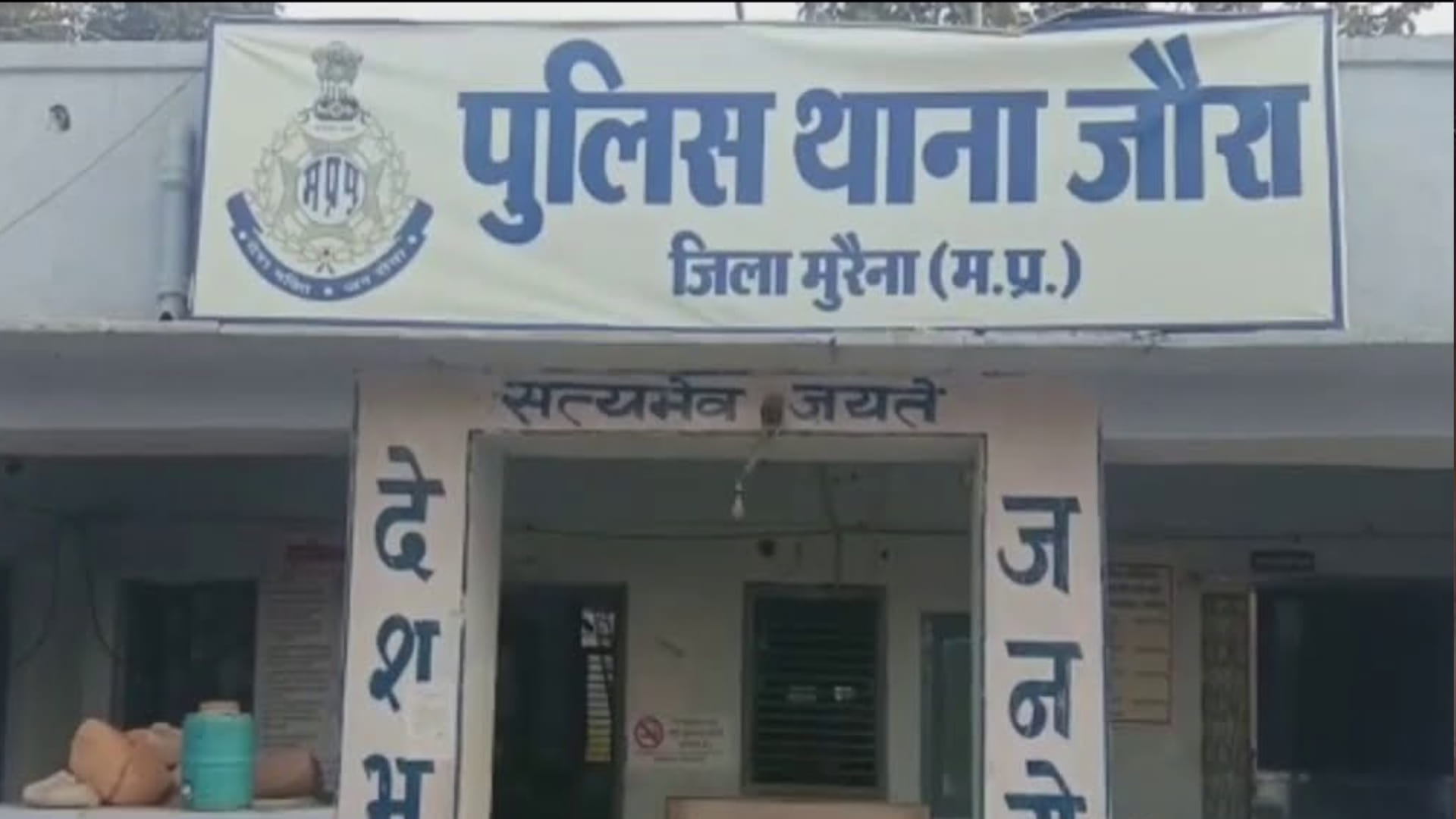 जौरा थाना इलाके में दो शव कुएं से मिले हैं।