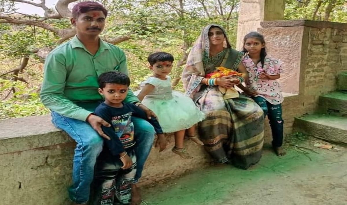 Five dead bodies found in house in jaunpur man hanged himself after killing his wife and childrens
