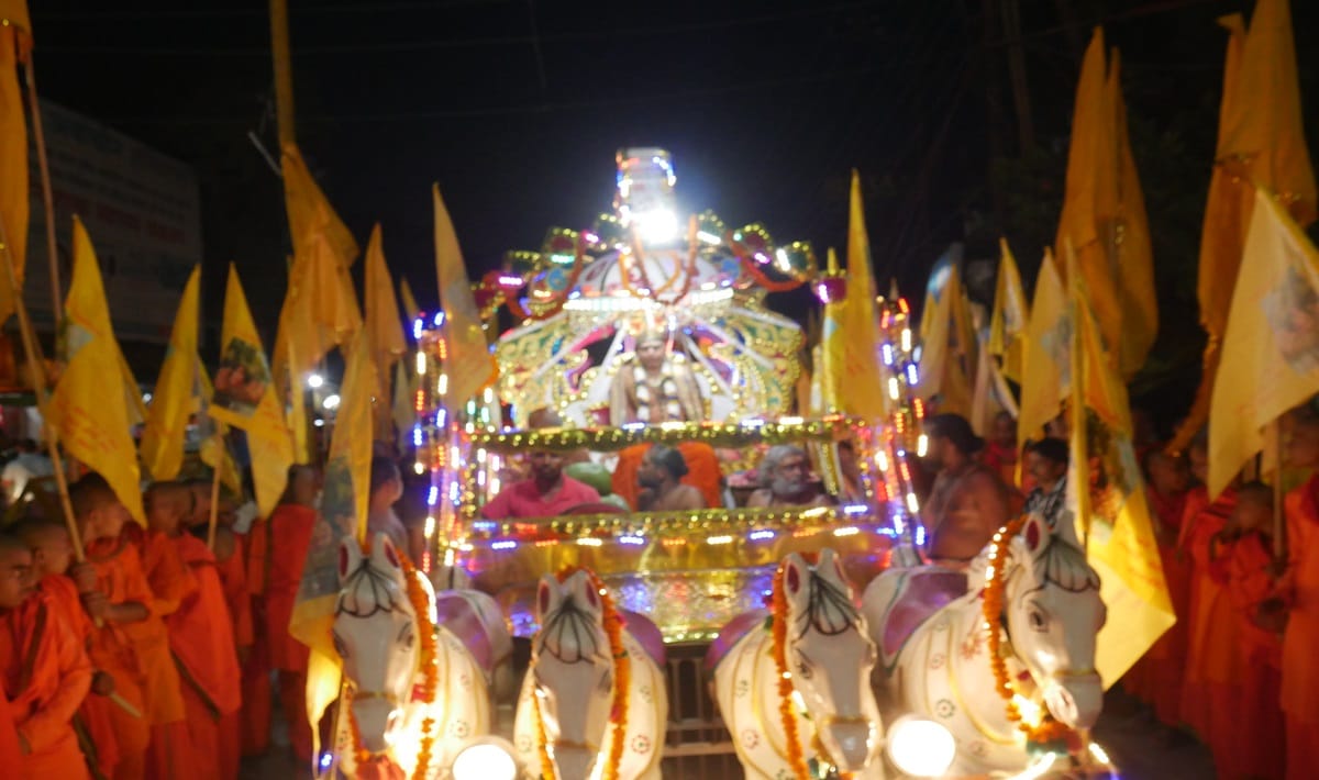 Procession of Shankaracharya of Kanchi kaamkoti in Kashi  for Chaturmas
