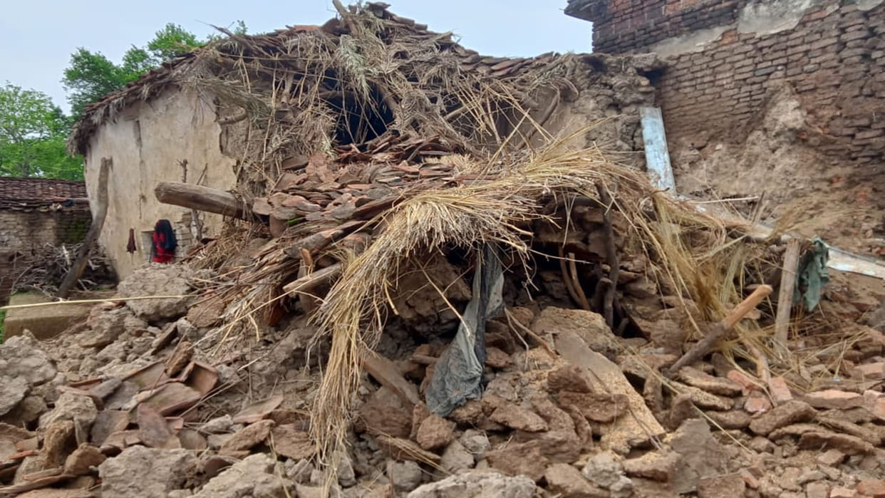 Mahoba:  wall fell on the brother and sister, brother died