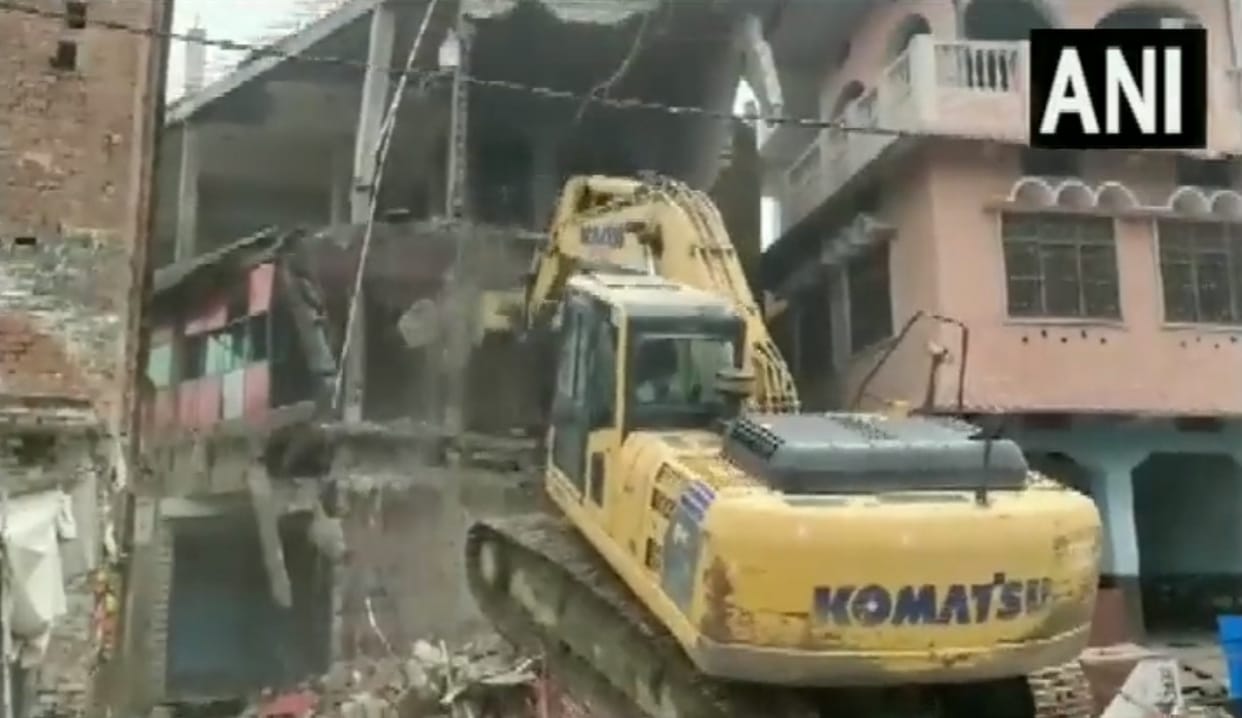 Bulldozer roared again at the house of the accused of rape, action stopped on the possibility of debris fallin