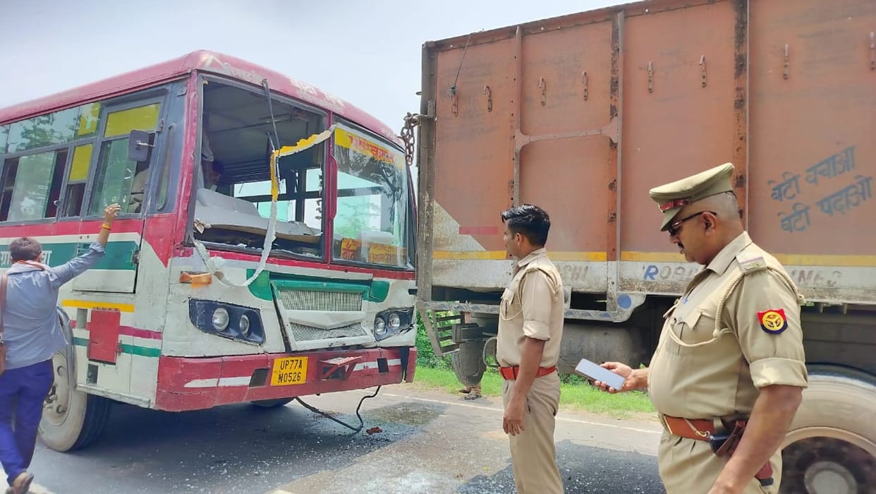Bus rammed into truck when driver applied brakes, driver and operator narrowly escaped, 53 passengers also inj
