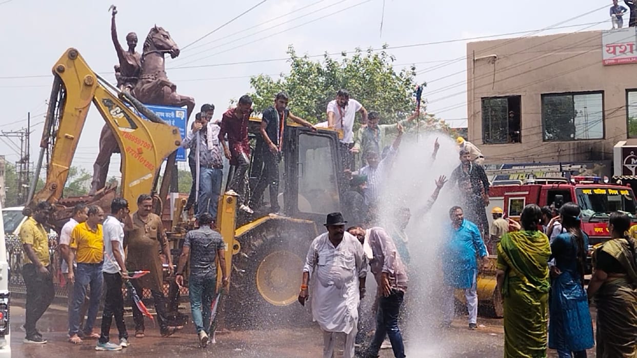 MP News: Congress protest on sidhi case, said- break the house of the accused; Police used water cannon