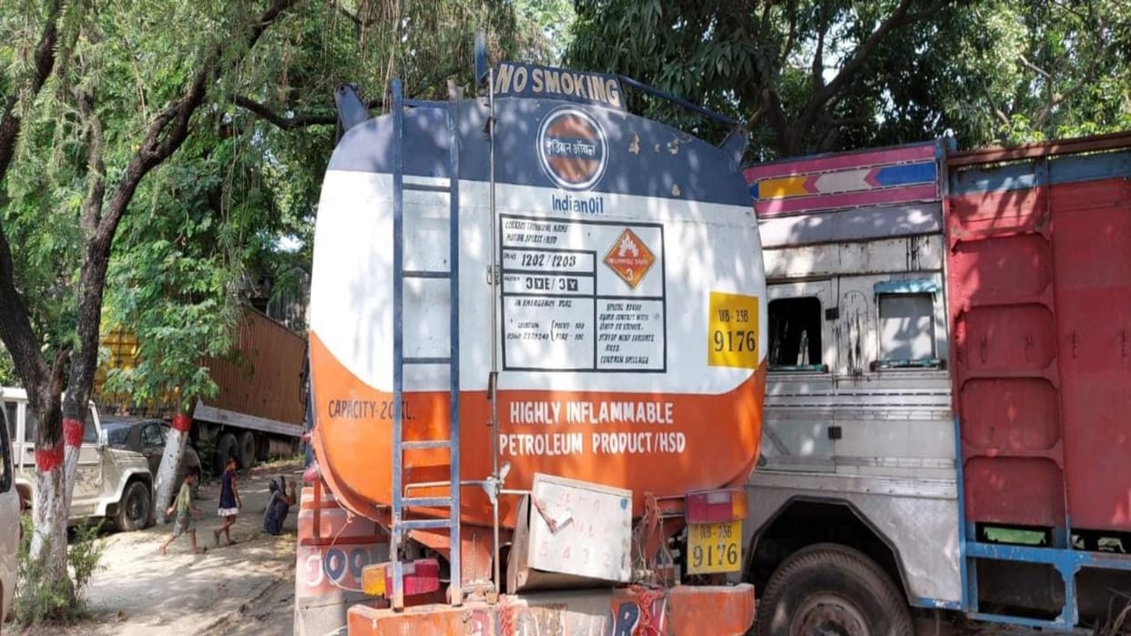 Liquor instead of petrol and diesel started coming out of Indian Oil tanker in Muzaffarpur