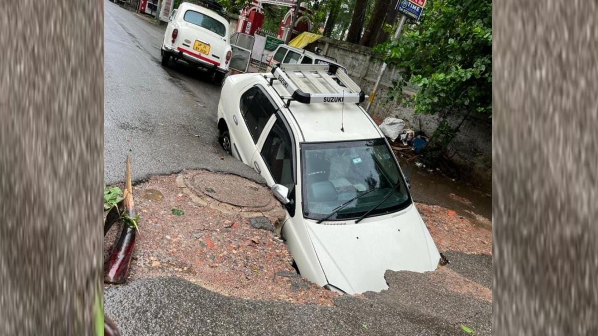 A road got sinked in vajeerganj in Lucknow.
