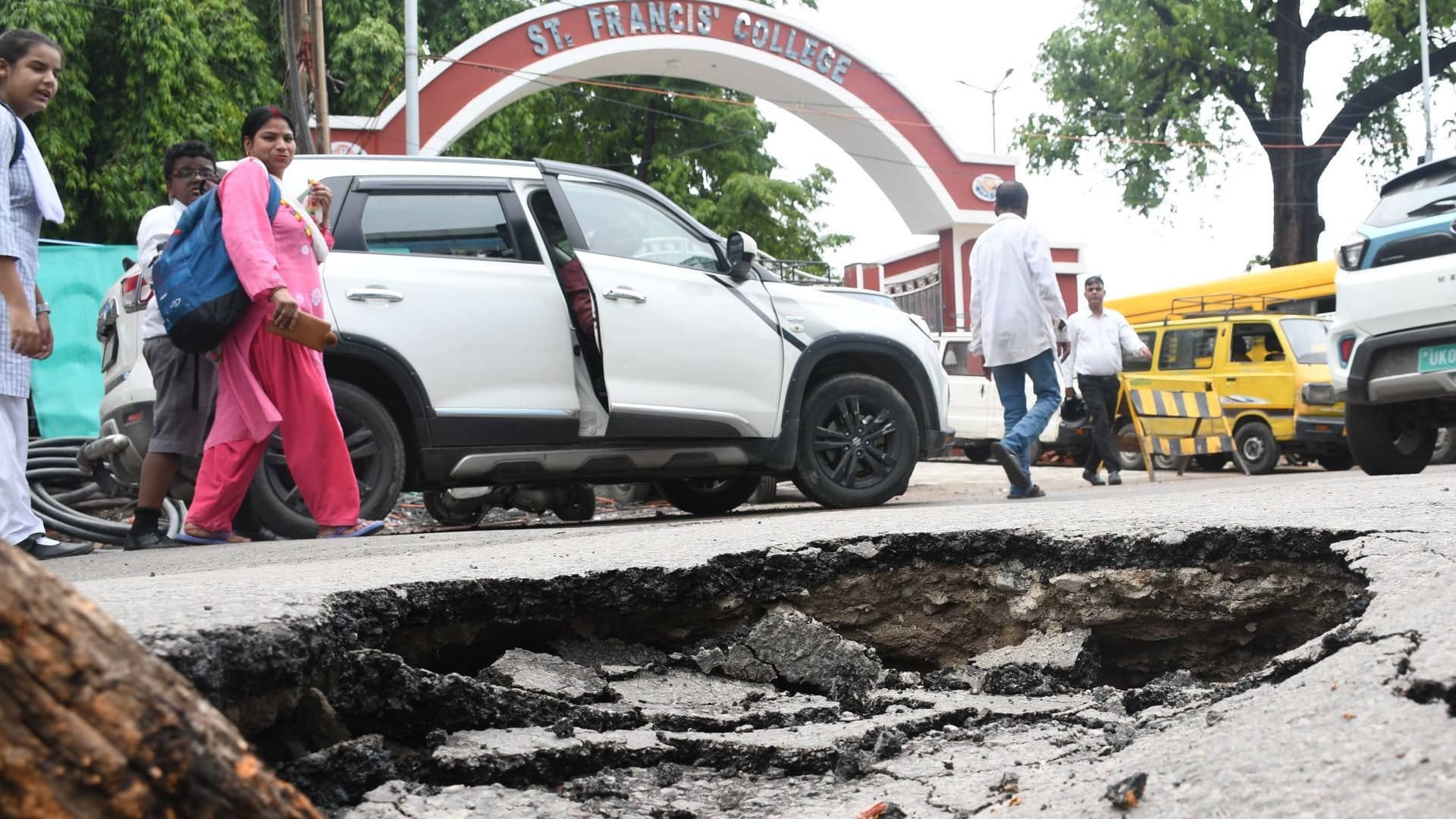 A road got sinked in vajeerganj in Lucknow.