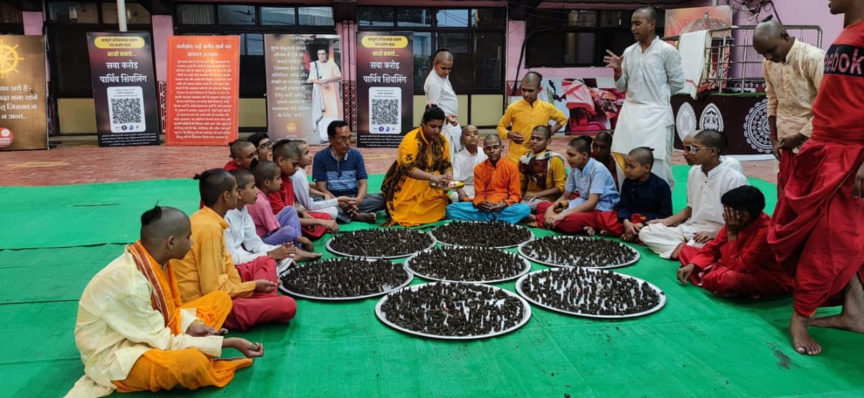 Ujjain: Shivamay Ujjain, within two days of Shravan, thousands of earthly Shivlings were built on Mauntirth