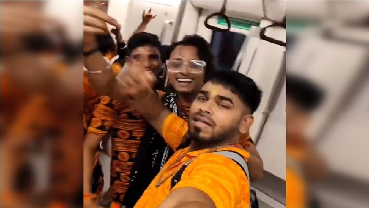 group of Kanwariya dance video viral in Delhi Metro