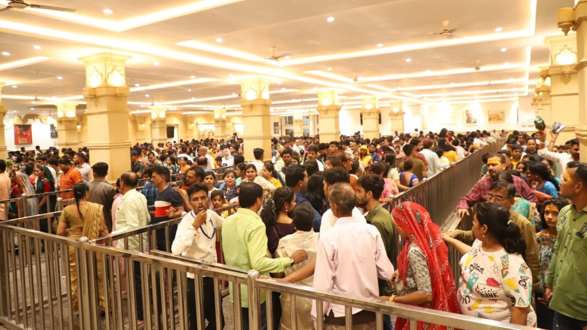Ujjain Mahakal: Baba Mahakal in the form of Ganesha thousands of devotee participated in Chalayaman Bhasmarti