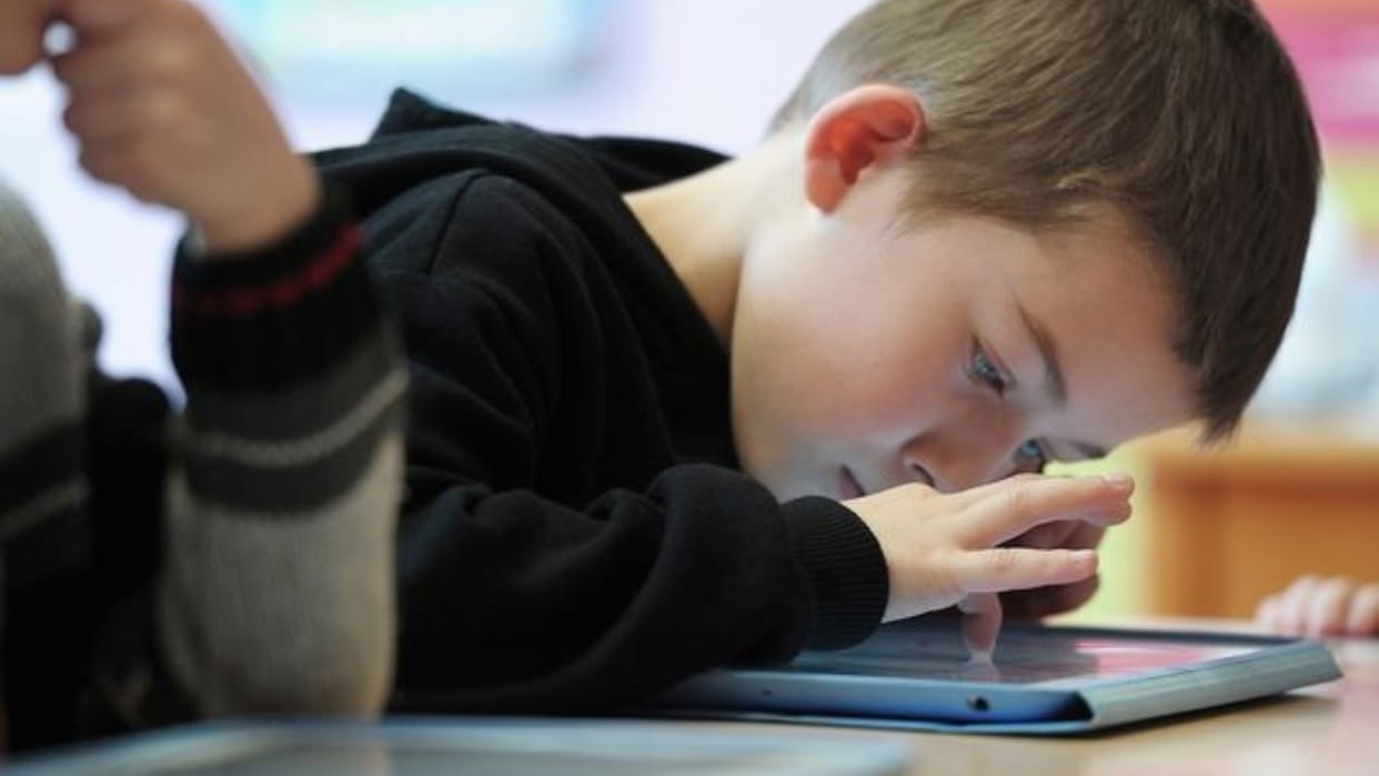 Big decision of the Netherlands government; Mobile-smartwatch will be banned in schools, UK also agrees