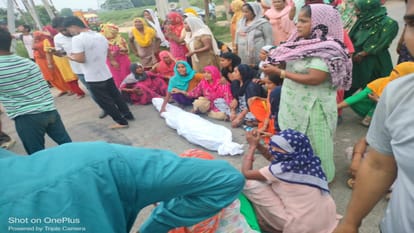 Meerut News: Victim family heavy ruckus on road after death of married daughter in Rohta