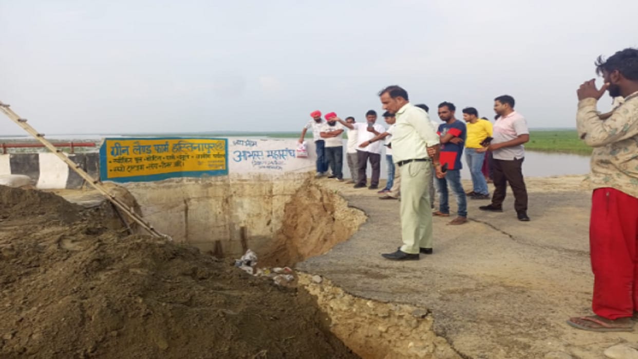 Meerut: PWD department Officials repaired approach road of Bhimkund Ganga bridge, movement of bikes started