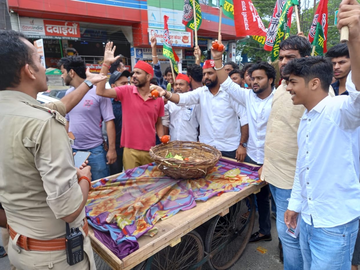 Meerut: SP protests against inflation, supporters come out with vegetables on handcart, clash with police