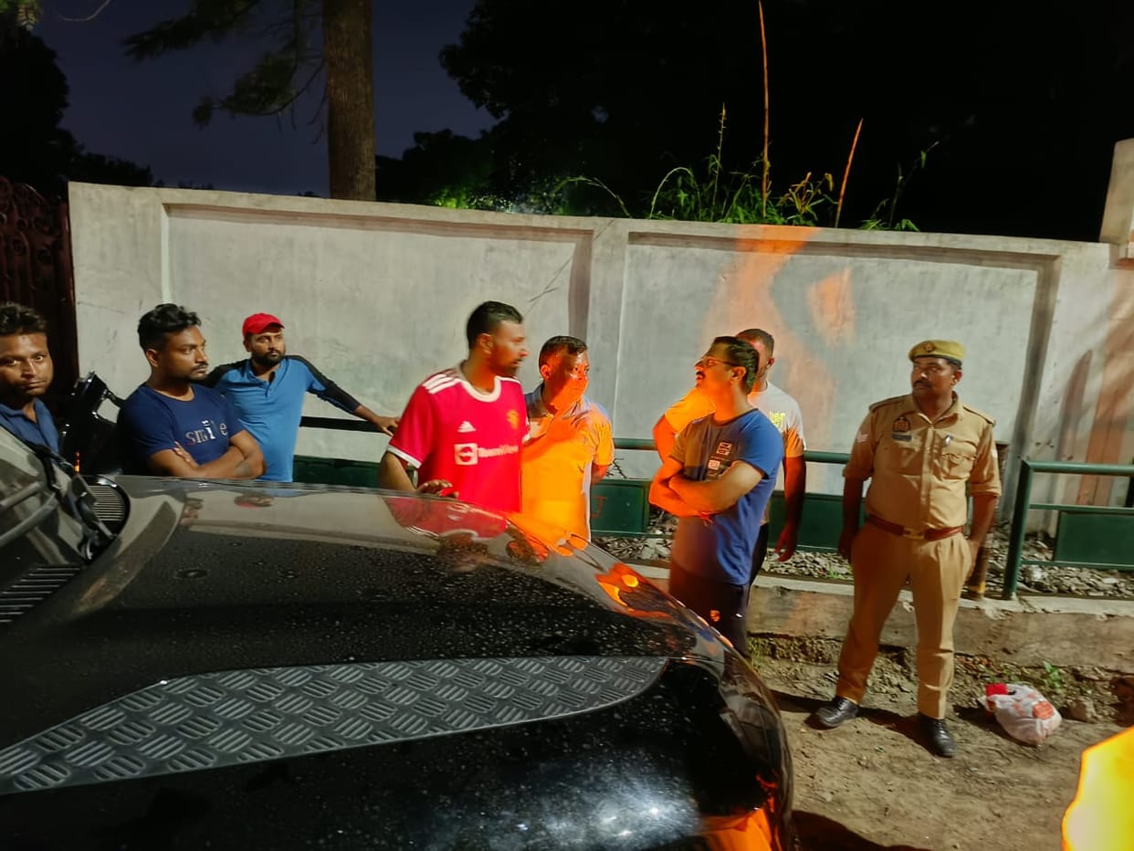 Canter hits cricketer Praveen Kumar car, narrow escape in accident