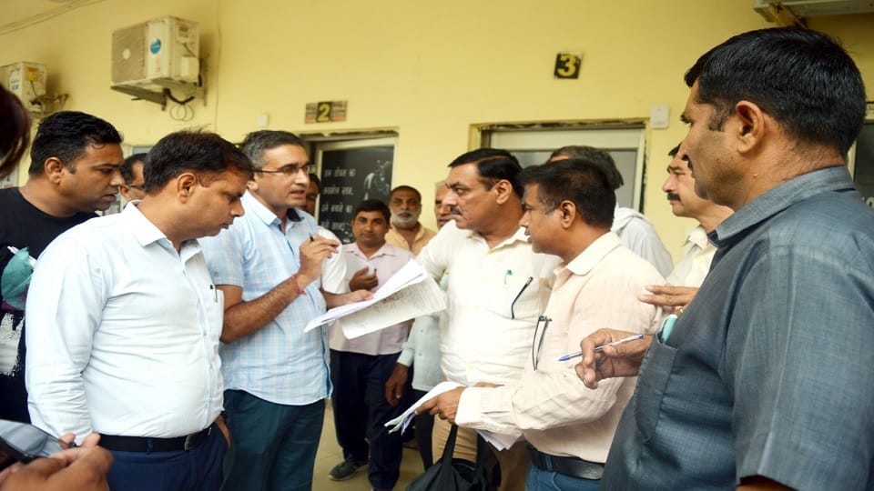 CM Flying raid in Bhiwani Municipal Council office, 10 employees absent, 2147 PID cases pending