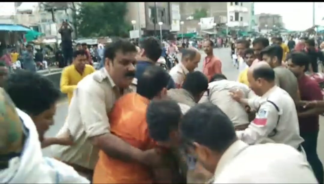 Direct urination scandal: Demonstration of Youth Congress in Sagar district, effigy burning and sloganeering