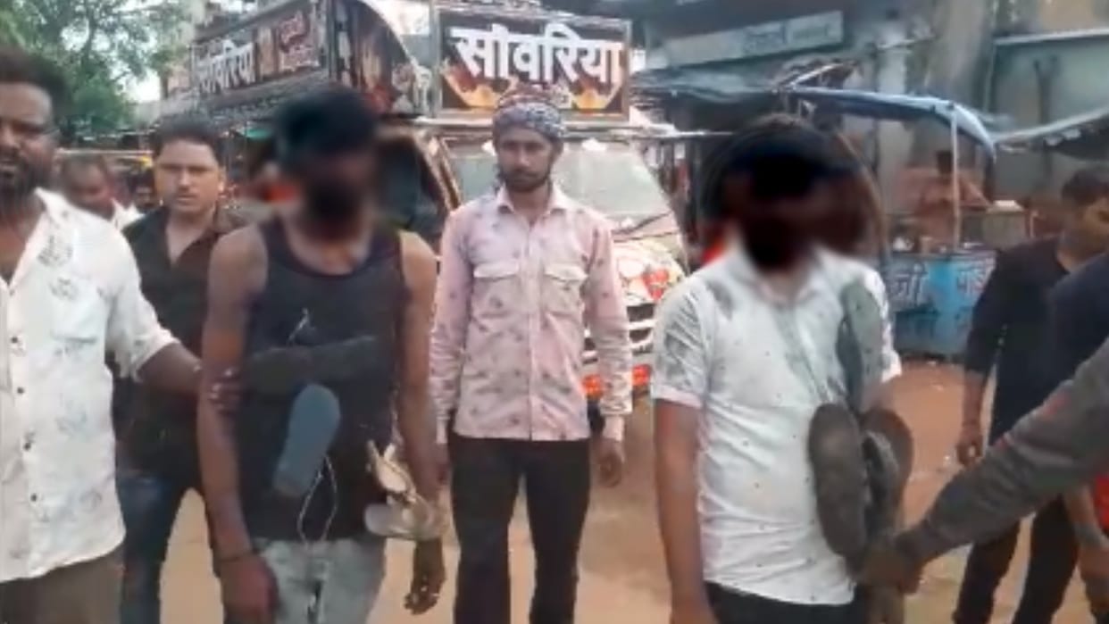 In Shivpuri, two youths were blackened by garlands of slippers, six arrested
