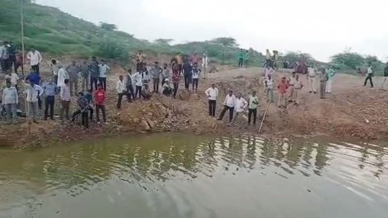 Sikar News Two friends who went down to bathe in mine of Surera