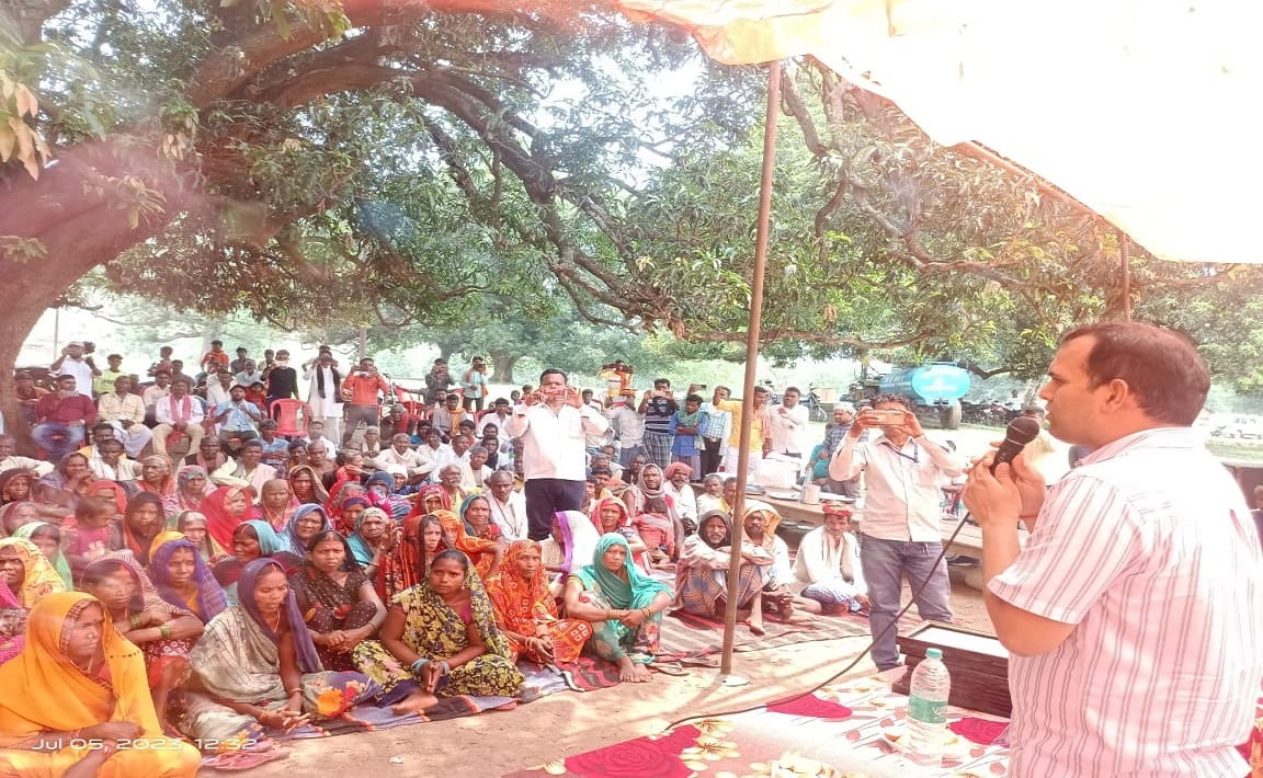 For the first time DM reached this village of Sonbhadra immense happiness spread in 127 families